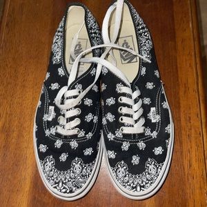 Vans: Black & White sneakers